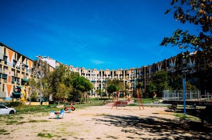The green space within El Ruedo, the influential and controversial social housing building designed by architect Francisco Javier Sáenz de Oiza.