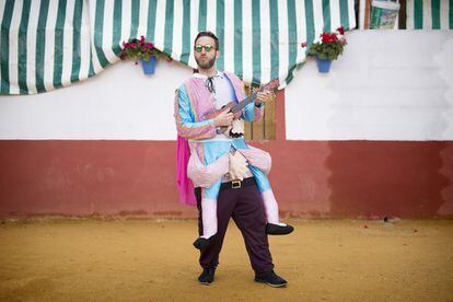  Fran Garrido, from Madrid, is getting married on July 2, 2016. His friends have dressed him up as a bullfighter going out of the ring on his fans' shoulders.