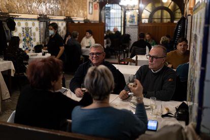Diners in the Can Culleretes restaurant, in Barcelona, after the latest restrictions were announced.