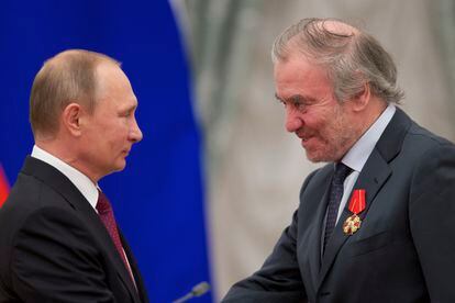 Russian President Vladimir Putin (l) presents a medal to the then-artistic director of the Mariinsky Theatre, Valery Gergiev, in 2016. 