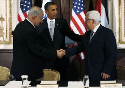Benjamin Netanyahu and Palestinian President Mahmoud Abbas shake hands before US President Barack Obama at a meeting to resume peace talks in 2009 in New York.