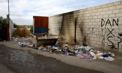 Trash piles up on Francisco Álvarez street.