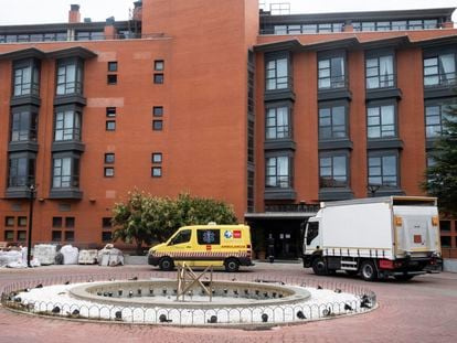 Una ambulancia este martes en la residencia Monte Hermoso de Madrid, escenario de un brote de coronavirus.
