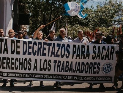 Workers demonstrate against the reforms of Javier Milei's government, on December 27 in Buenos Aires.