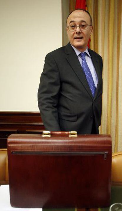 Bank of Spain Governor Luis María Linde stands before appearing before Economy Committee in Congress.