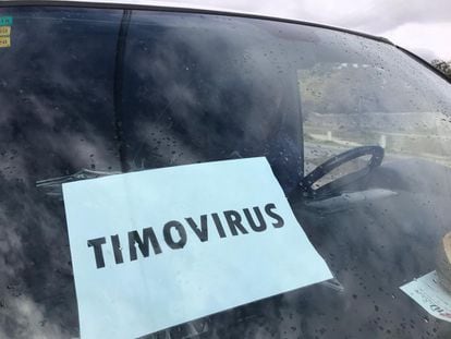 Fernando Vizcaíno travels around Spain in his van. The sign in the windscreen reads: “Scam-virus.”