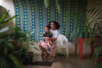 Daniela Silva posa para un retrato junto a su hija María, en su casa.