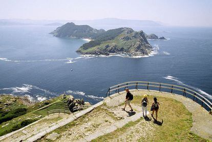 This national park consists of a chain of islands that emerge from the ocean between the rivers of Arousa and Vigo. The seabed harbors ecological treasures guarded by ancient shipwrecks. Dunes, cliffs and beaches provide diverse habitats that nurture all forms of life, from 200 species of seaweed to desert plants, and a variety of fish and sea birds.