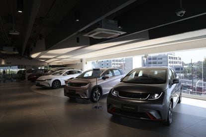 Autos eléctricos de la marca BYD en un salón de muestra en Ciudad de México, en octubre de 2023.