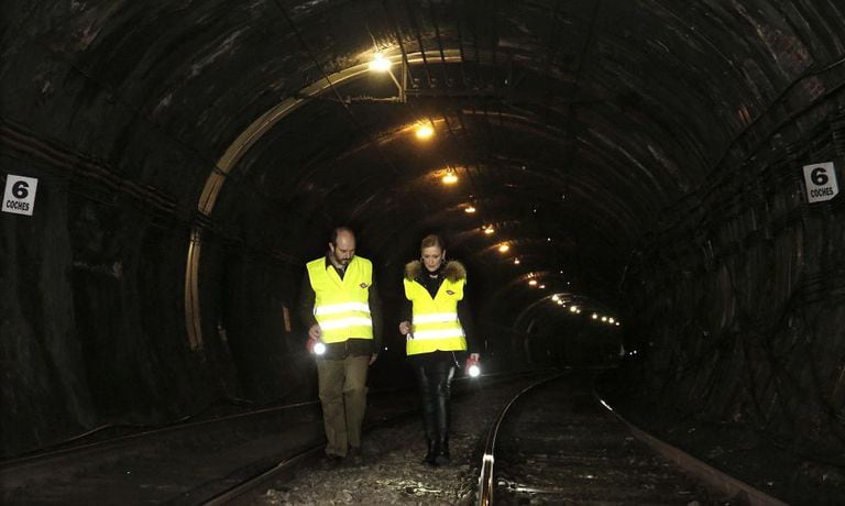 Cristina Cifuentes and Madrid regional transport chief Pedro Rollán visit the Line 1 tunnel earlier this month.