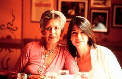 Pilar Bardem (l) and her daughter M&oacute;nica.