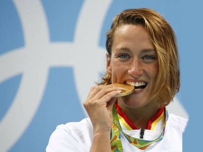 Mireia Belmonte with her Olympic gold medal in the 200 meter butterfly