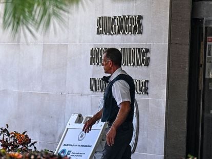 A security guard, at the entrance to the Florida courthouse that authorized the search of Trump's estate.