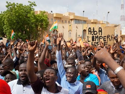 Supporters of the military coup wave Niger and Russian flags last Sunday in Niamey.