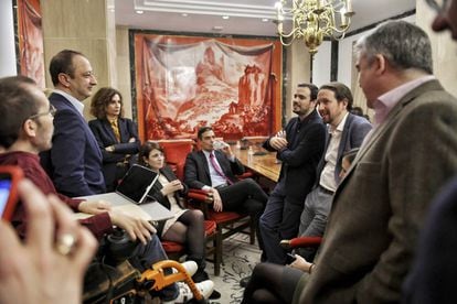 Politicians from the PSOE and Podemos chat on Monday evening after making details of their governing plan public. From left: Pablo Echenique, Alfonso Rodríguez Gómez de Celis, María Jesús Montero, Adriana Lastra, Pedro Sánchez, Alberto Garzón, Pablo Iglesias, Ione Belarra and Santos Cerdán.