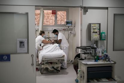 Health workers in the intensive care unit of Vall d'Hebron hospital in Barcelona.