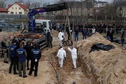 Forensic technicians exhume the bodies of civilians who Ukrainian officials say were killed during Russia’s invasion in the town of Bucha, outside Kyiv, Ukraine April 8, 2022.