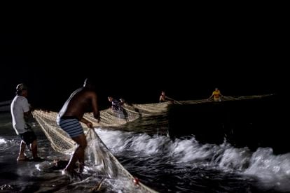 Colombian fishermen help provide food for the migrants. 