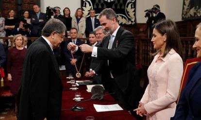The Spanish monarchs present the Cervantes Prize medal to the Nicaraguan writer Sergio Ramírez.