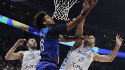 Cameron Johnson (C) of the USA in action against Ioannis Papapetrou (R) of Greece during the FIBA Basketball World Cup 2023 group stage match between USA and Greece in Manila, Philippines, 28 August 2023.