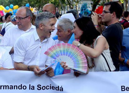 For the first time, two government ministers headed the march – Interior Minister Fernando Grande-Marlaska (l) and Health Minister Carmen Montón (r).