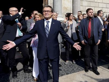 Mas (c) and Oriol Junqueras, of the ERC, greet the crowds outside the Palau de la Generalitat on Saturday.