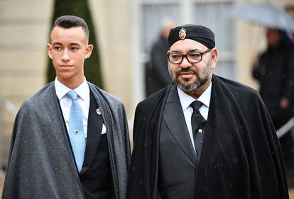 Mohammed VI, with his son Moulay Hassan, leaving the Elysée Palace in Paris in November 2018.