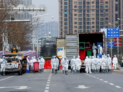 Technicians disinfecting a market on Saturday 4 in Wuhan, China.