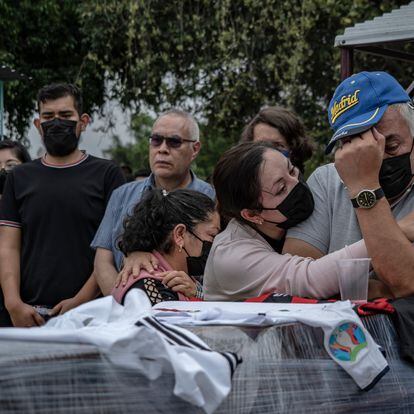 Family and friends say goodbye to Daniel Picazo at San Nicolás Tolentino pantheon, in Mexico City.