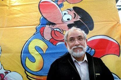 Jan in front of his Superl&oacute;pez character at an exhibition in Barcelona.