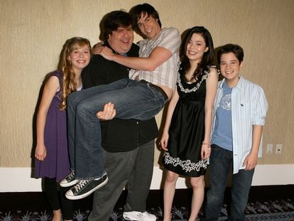 Miranda Cosgrove, Jennette McCurdy, Nathan Kress, Jerry Trainor and Dan Schneider at an MTV event in Beverly Hills in the summer of 2007.