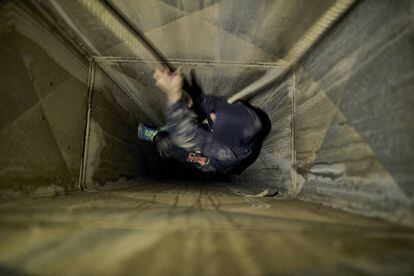 Torras i Bages station, Barcelona. With no security harness, Jabato drops six meters into the vent. He then opens the doors to the Metro machine room where the artists prepare their sprays.