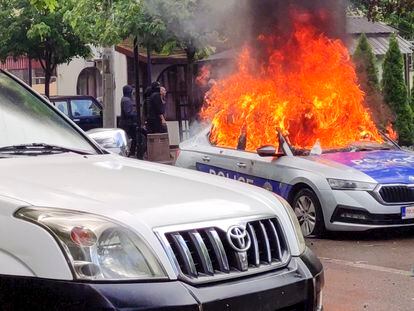 Kosovar police car burns in Zvecan