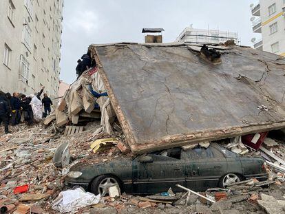 People search through rubble following an earthquake in Diyarbakir, Turkey.