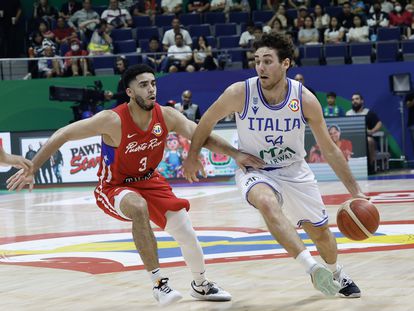 Alessandro Pajola of Italy (R) in action against Jordan Howard of Puerto Rico (L) during the FIBA Basketball World Cup 2023 second round match between Puerto Rico and Italy at the Araneta Coliseum in Manila, Philippines, 03 September 2023.