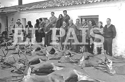 Francisco Granados (center, wearing suit) at a hunting lodge in 2002. Constructor Francisco Colado of Grupo Dico is first on the left.