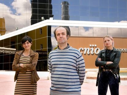 Vanesa Lafarga, Óscar Fernández Capetillo and Oleksandra Sirozh at the National Cancer Research Center in Madrid.