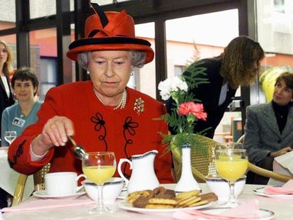 Queen Elizabeth II visiting Manchester Royal Infirmary in 1999.