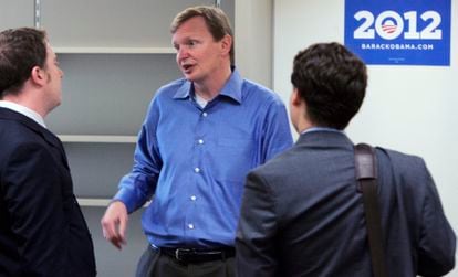 Jim Messina, center, was the campaign manager for the re-election of Barack Obama, pictured talking with reporters during a tour of the re-election headquarters, in May 2010 in Chicago.