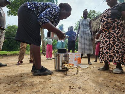 Women test an efficient cooker in Kenya.