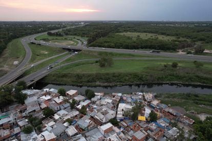 Aerial view of the Puerta 8 settlement in Buenos Aires province.