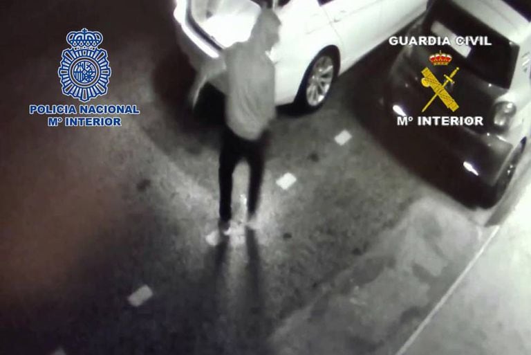 Moment police capture one of the gang members in Málaga.