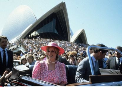 Princess Diana became enormously popular after her wedding. Wherever she went, she attracted huge crowds and her prominence even overshadowed the heir to the throne. One example was the Australian tour in the spring of 1983, when a huge mass of people received the couple as they arrived at the Sydney Opera House.