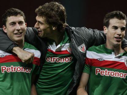 Athletic Bilbao&#039;s Fernando Llorente, center, walks from the Old Trafford pitch with teammates.