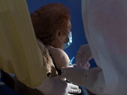 A woman gets the coronavirus vaccine in San Pedro de Pinatar, Murcia.
