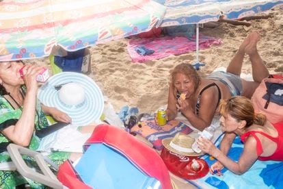 (l-r) Teodora Rojas, Ynes Arce and Elizabeth Salazar having lunch in Benidorm beach.