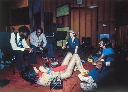 Testing ideas for 'Station to Station' at Cherokee Studios. From left: Dennis Davies, Bobby Womack, David, Roy Bitten of Bruce Springsteen's band and Ronnie Wood, foreground.
