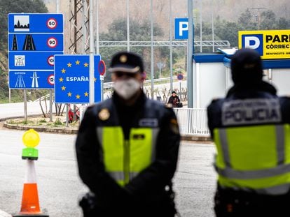 Spanish police at the French border during the coronavirus lockdown.