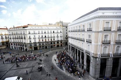 Lines to get into the newly opened Apple store in Puerta del Sol, Madrid.