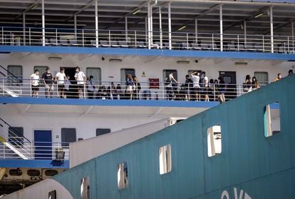 Students who tested negative for the coronavirus in Mallorca arrive by ferry to Valencia.